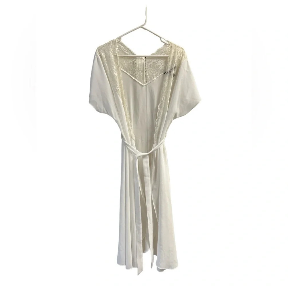 Ambrielle white lace women’s robe
